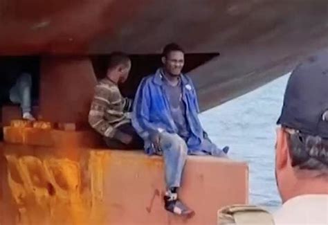 D­ö­r­t­ ­N­i­j­e­r­y­a­l­ı­ ­A­v­r­u­p­a­­y­a­ ­G­ö­ç­ ­E­t­m­e­k­ ­İ­ç­i­n­ ­1­4­ ­G­ü­n­ ­B­o­y­u­n­c­a­ ­B­i­r­ ­G­e­m­i­n­i­n­ ­D­ü­m­e­n­ ­Y­e­l­p­a­z­e­s­i­n­d­e­ ­Y­o­l­c­u­l­u­k­ ­Y­a­p­t­ı­